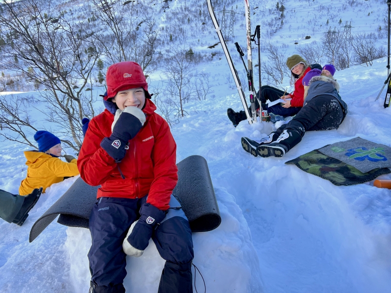 Speider ute i snøen