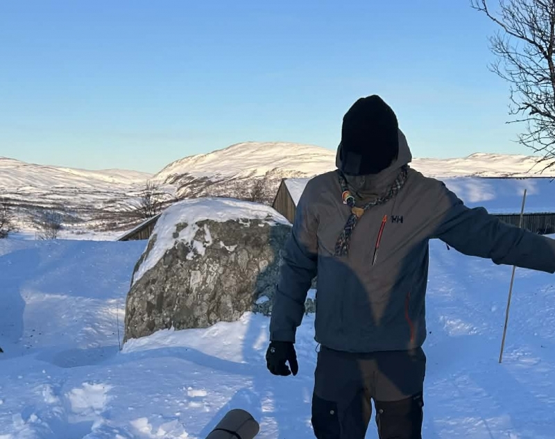 Speider med bind for øynene utendørs i vinterlandskap