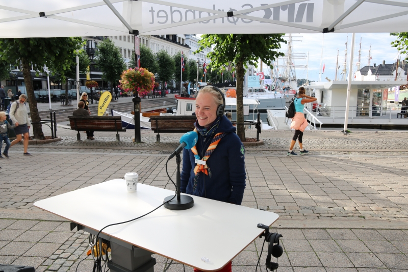 Speider ved mikrofon på torg, intervjues av NRK Sørlandet
