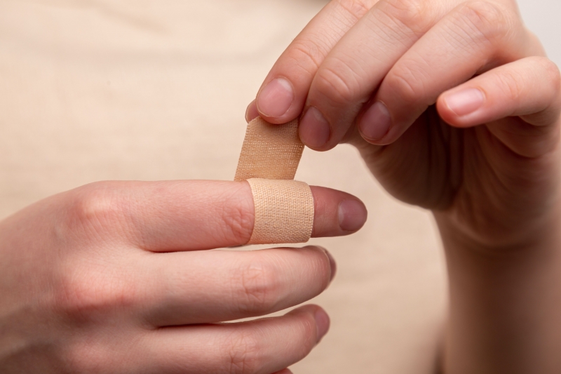 Barn setter plaster på finger