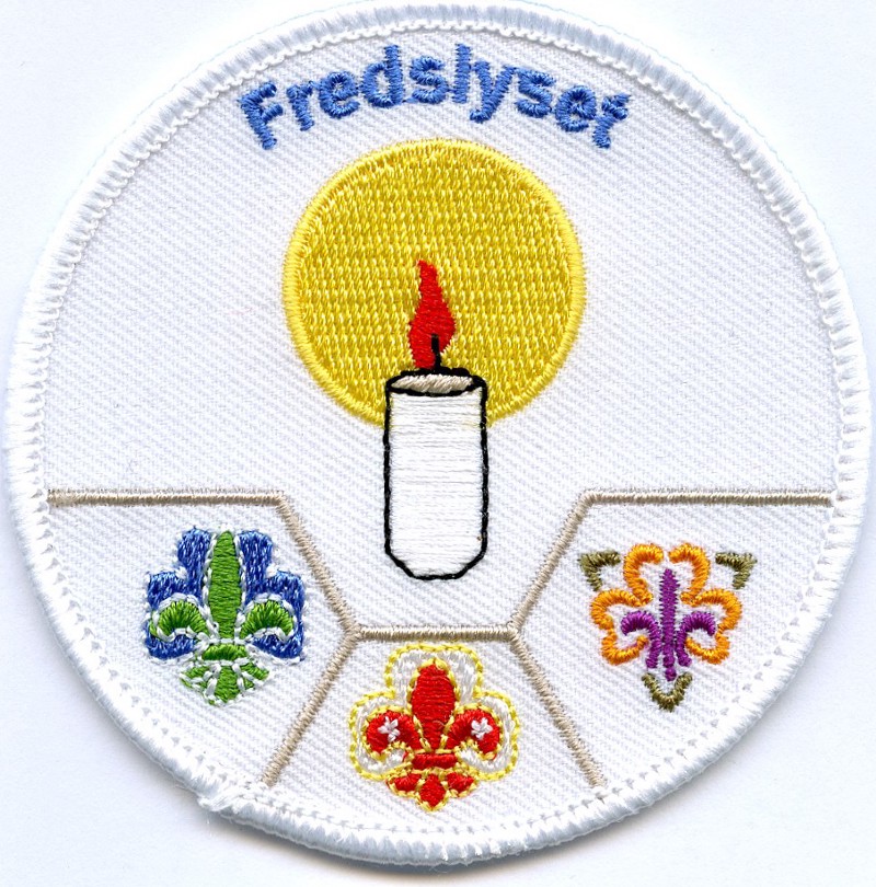 Fredslyset-merke med stearinlys og speiderliljer
