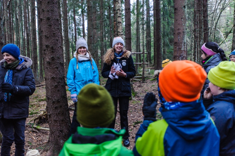 Speidere som er ute i skogen og leker