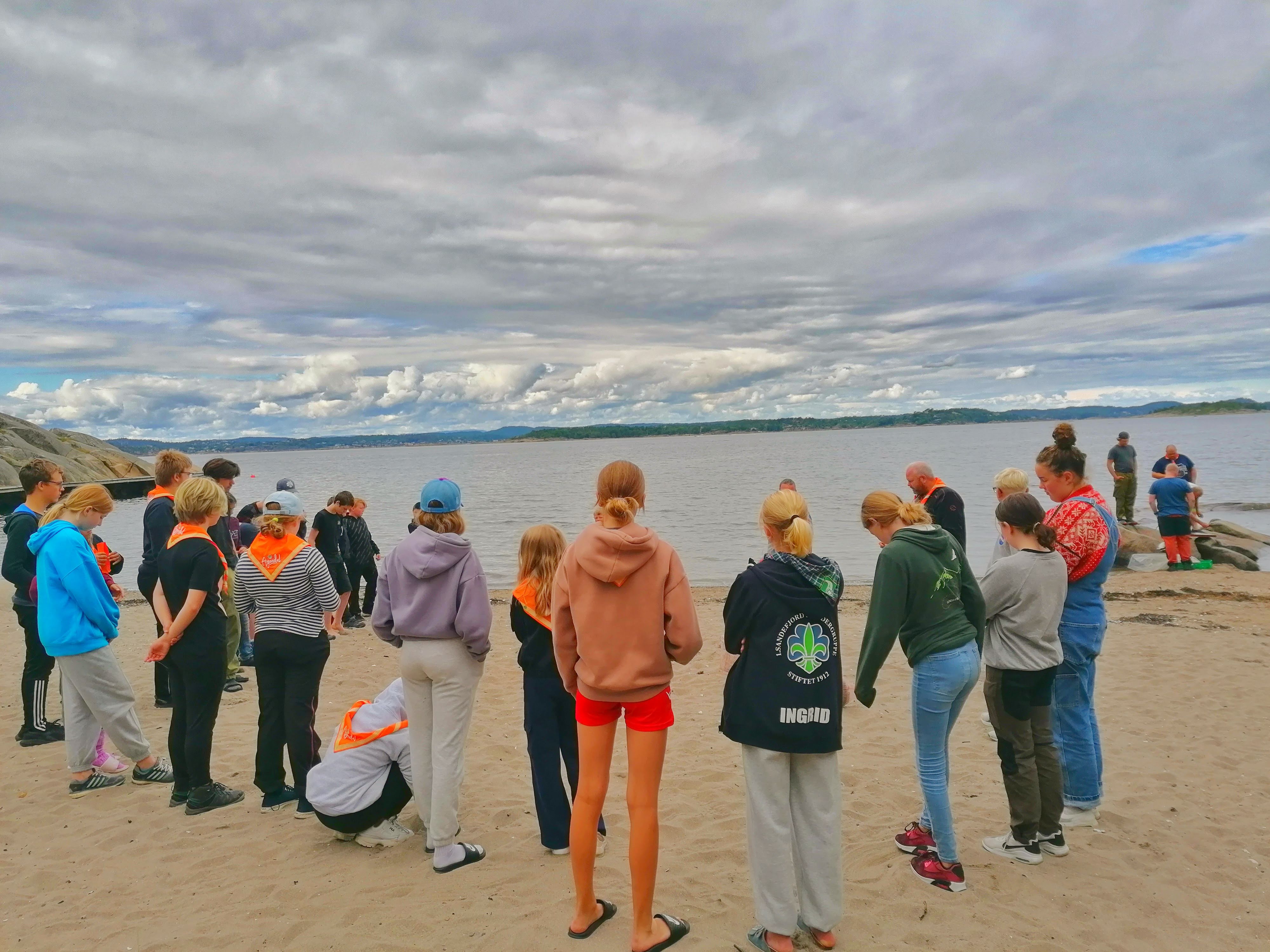 Speidere på Agendaleir snakker om marin forsøpling og hva det gjør med dyrelivet i havet. 