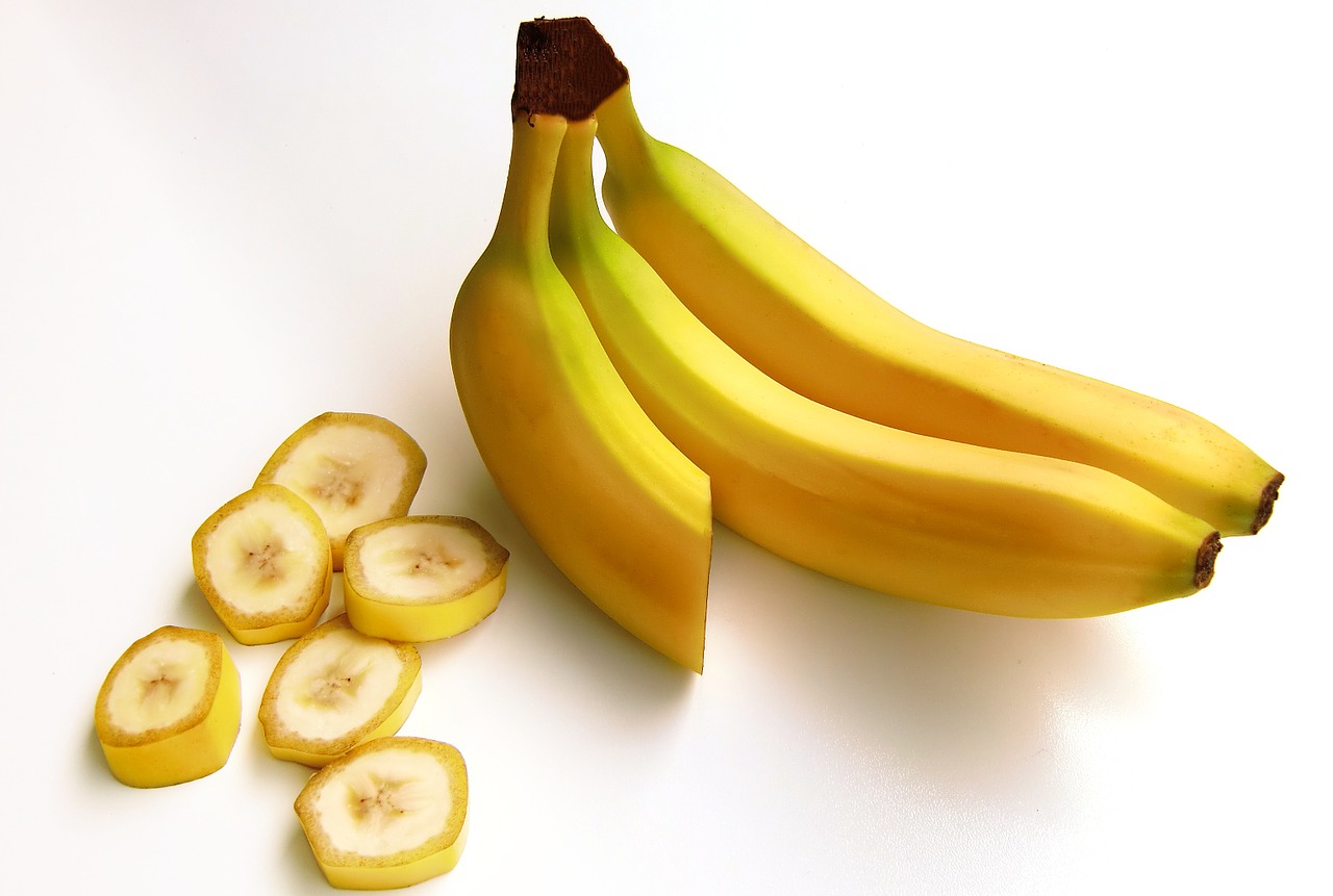 Bananer og bananskiver på hvit bakgrunn