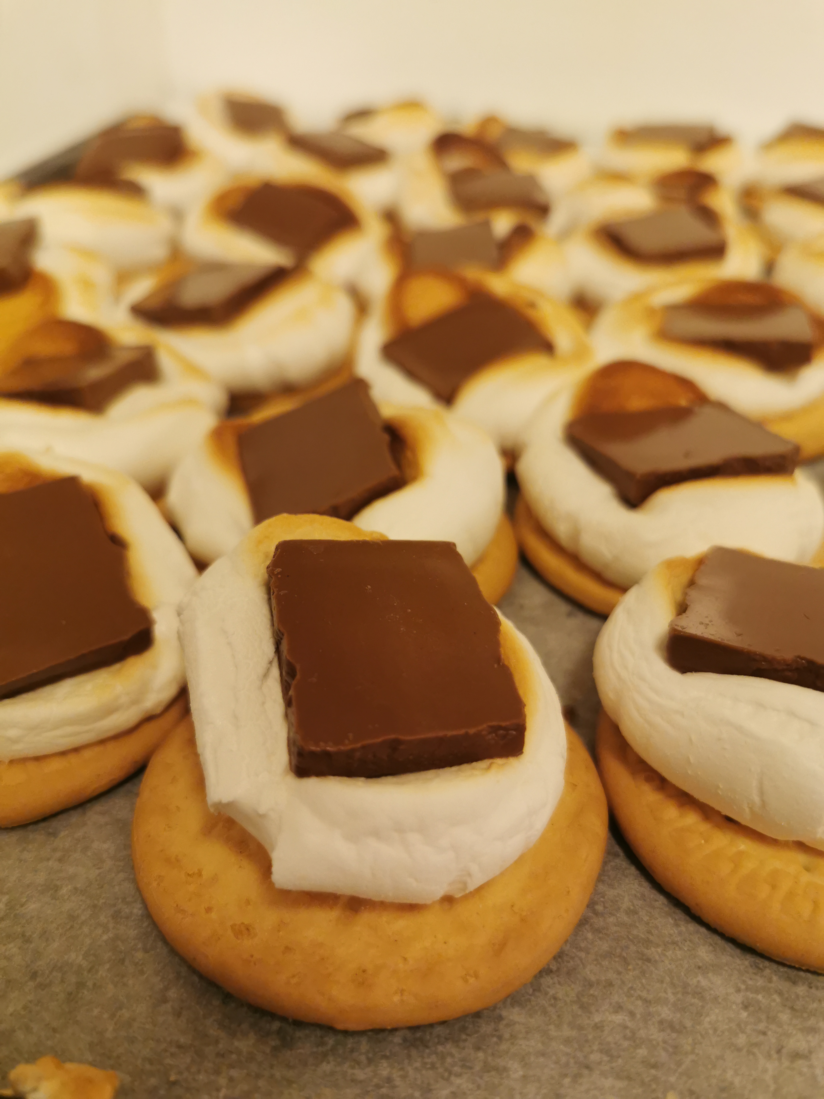 S'mores med marshmallow og sjokolade mellom kjeks