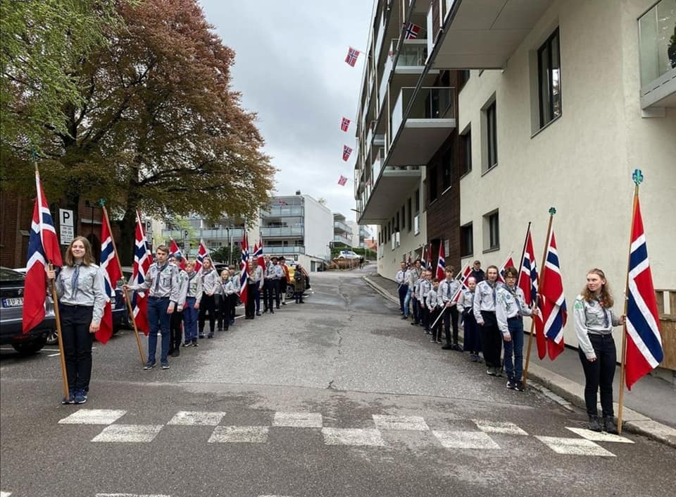 Speidere i flaggborg med norske flagg på 17. mai