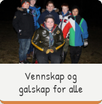 Gruppe ungdommer samlet ute om kvelden