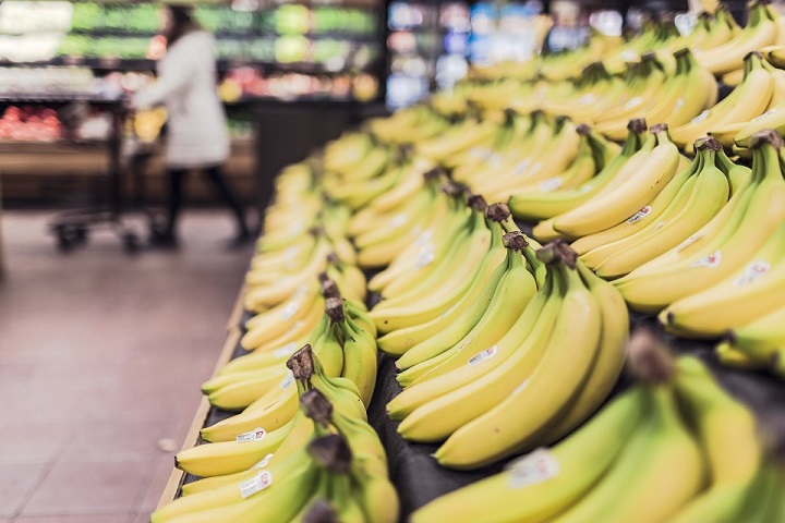Bananer på rekke i en butikk