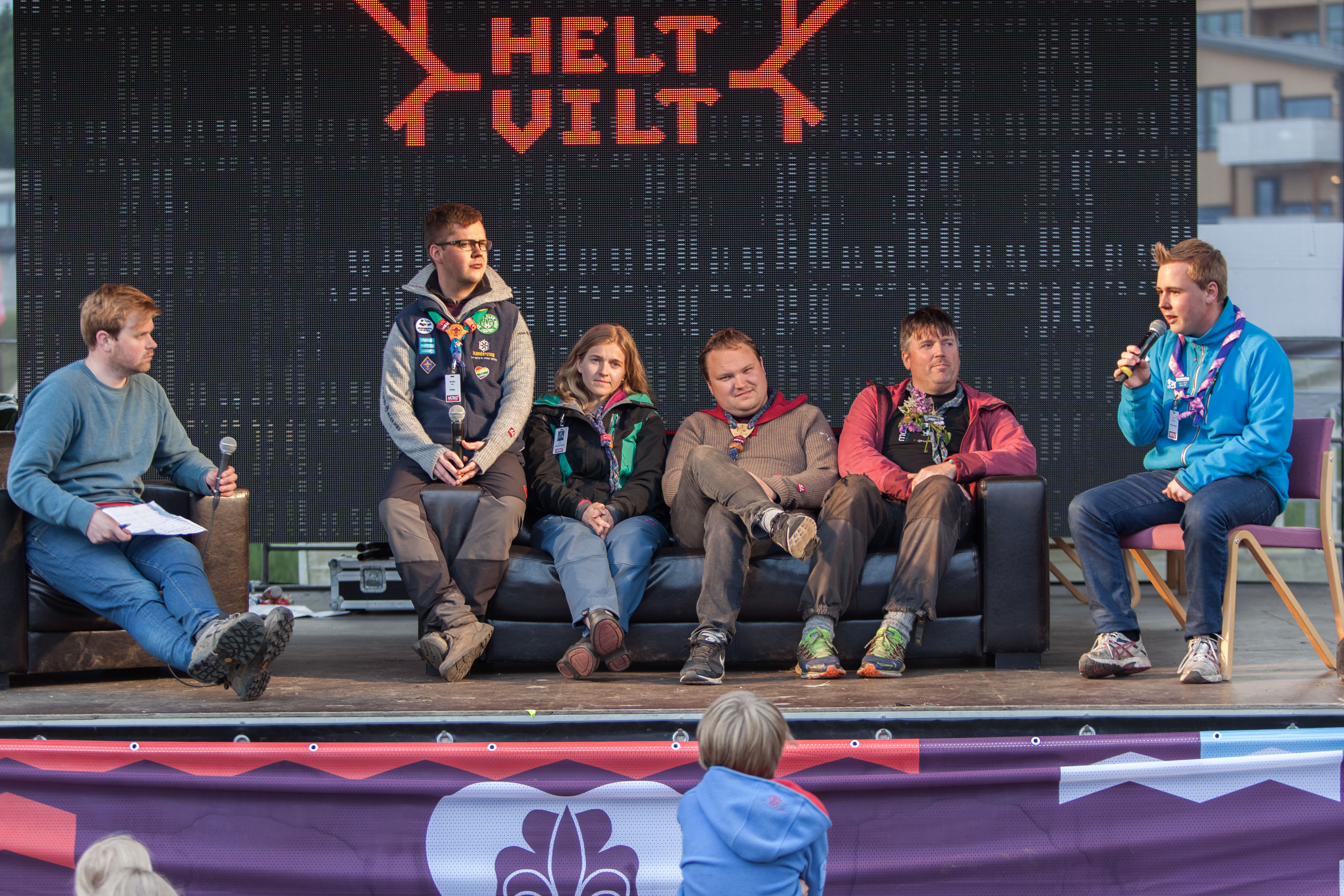 Speidere sitter på en scene under arrangementet Helt Vilt og diskuterer