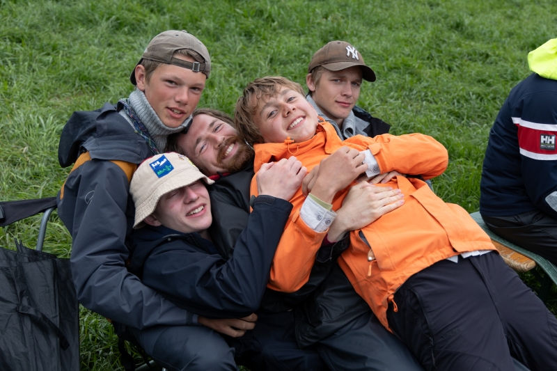 Gruppe ungdommer som koser seg ute i naturen