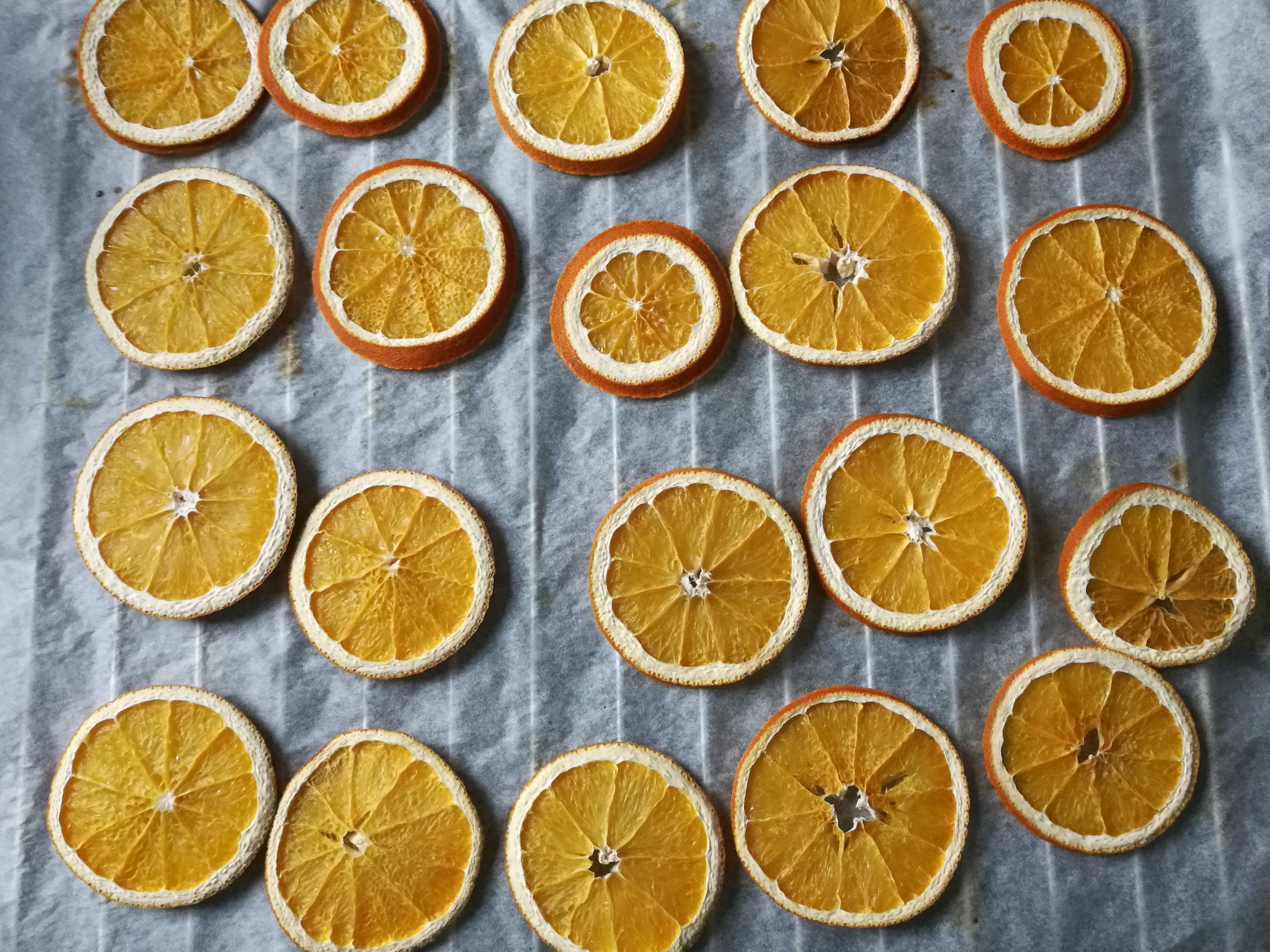 Tørkede appelsinskiver lagt ut på bakepapir