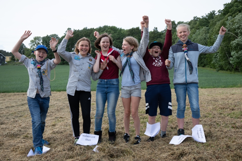 Speidere som hopper og er glade