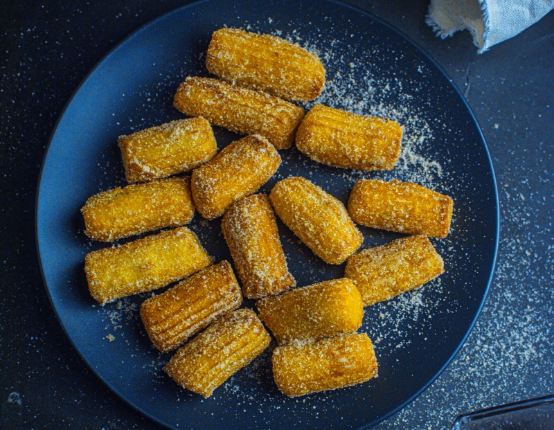 Churros på en blå tallerken