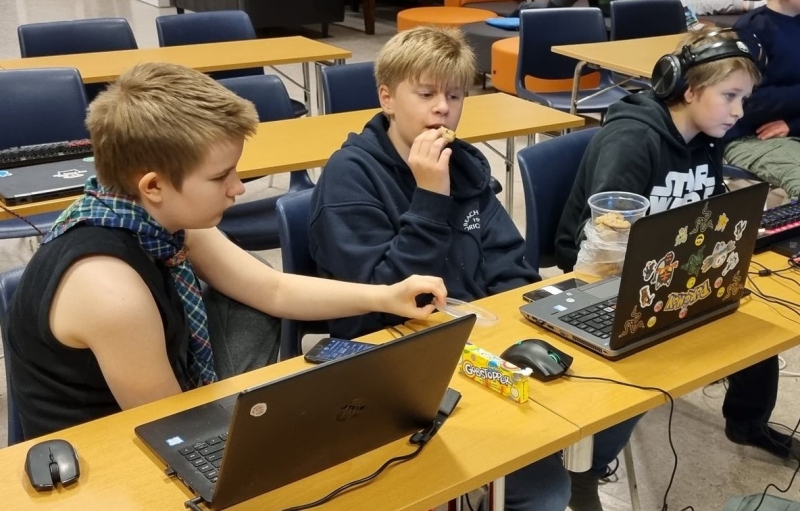 Spediere som sitter forran PCen