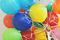 Ballonger med tråd festet sammen