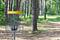 En discgolfkurv i skogen